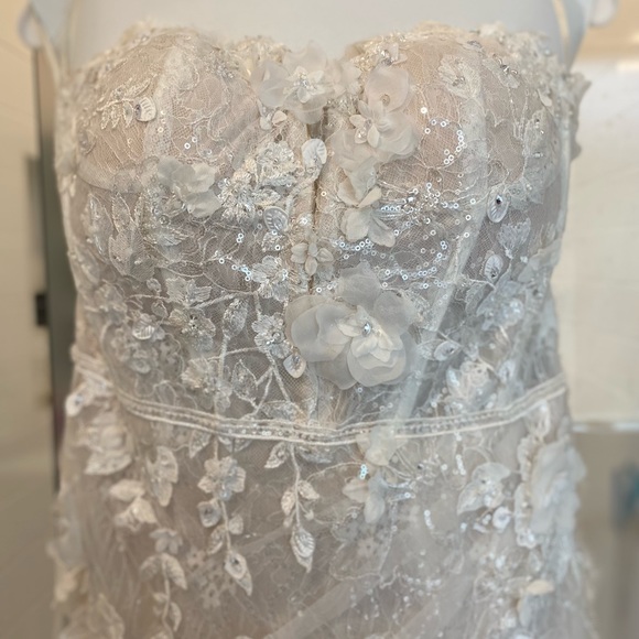 Galina Signature Wedding Gown - Picture 10 of 11